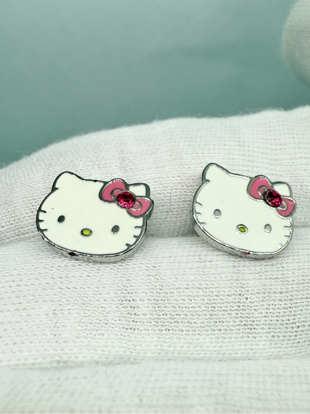 Hello Kitty White Face Pink Bow Kids Stud Earrings! - Picture 4 of 7